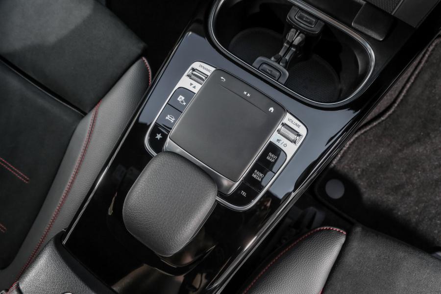 Детали интерьера Mercedes-Benz A250 AMG Line (W177) 2018 года  (MY) (фото 10 из 24)